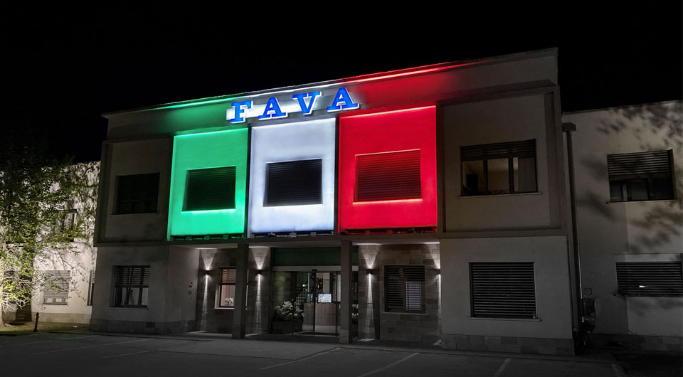 Fava spa - Facciata Aziendale illuminata a tricolore durante il lockdown del 2020